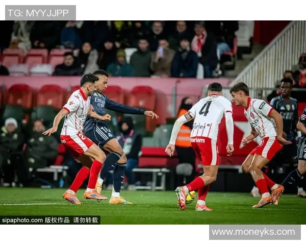 足球明星炫酷甩球衣瞬间精彩图片合集尽显风采与激情